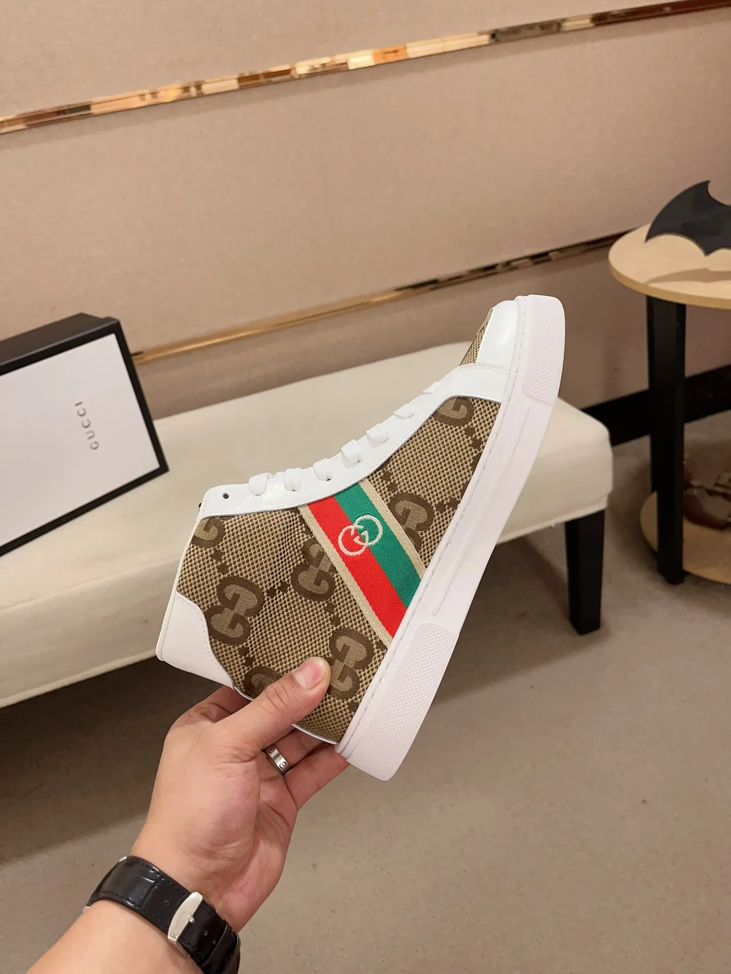 Men's shoes 💰 440 💰 High-quality new high-top GUCCI counters are on the market at the same time. The new men's shoes, 😘fabrics are selected imported cowhide, lining: sheepskin lining. 👍🏿 High-end ☄️ air-cushion molded anti-slip rubber outsole, exquisite lines, simple and elegant, comfortable and high-end for leisure travel. Code number: 38 to 44 (45 can be customized and cannot be returned or exchanged)